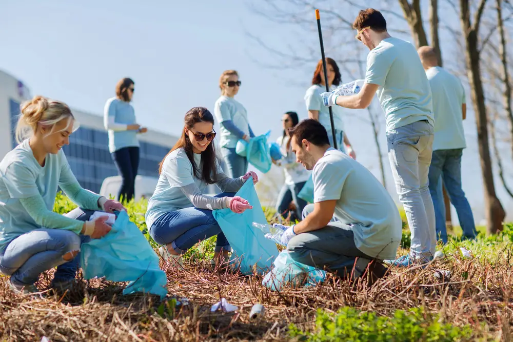 people volunteering 